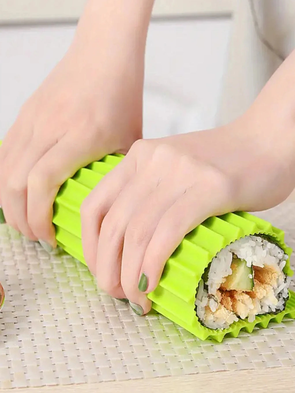 1pc Sushi Making Tool Sushi Roll Mat Seaweed Rice and Vegetable Roll Machine DIY Home Sushi Restaurant Party Kitchen Small Tool